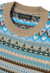 Maglione lavorato a maglia con colletto rotondo beige, caratterizzato da un motivo geometrico in blu, marrone e verde su uno sfondo chiaro.