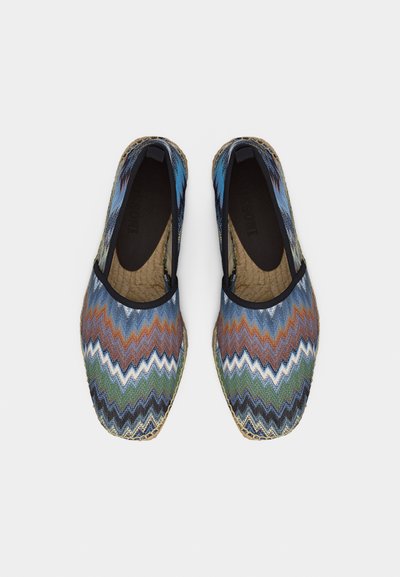 Paire d'espadrilles à enfiler avec un motif chevron tissé en bleu, vert, orange, blanc et noir, et semelles en jute tressée naturelle.