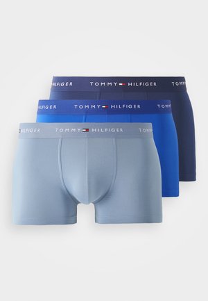 Set di boxer brief in tre colori: azzurro chiaro, blu reale e blu scuro. Ognuno presenta un elastico in vita con il marchio "TOMMY HILFIGER".