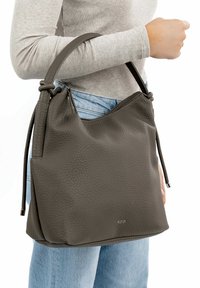 Sac hobo en cuir texturé gris foncé avec une forme flexible, une poignée unique et une fermeture zippée. Il présente un discret logo à l'avant.