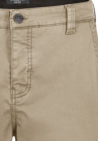 Beige Baumwollshorts mit Knopfverschluss, Gürtelschlaufen, Fronttasche und dezenten stitching Details. Größe 32 ist auf dem Etikett angegeben.