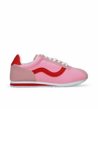 Zapatillas rosas y rojas con un material sintético suave, una franja lateral en contraste, cordones blancos y una suela de goma texturizada.