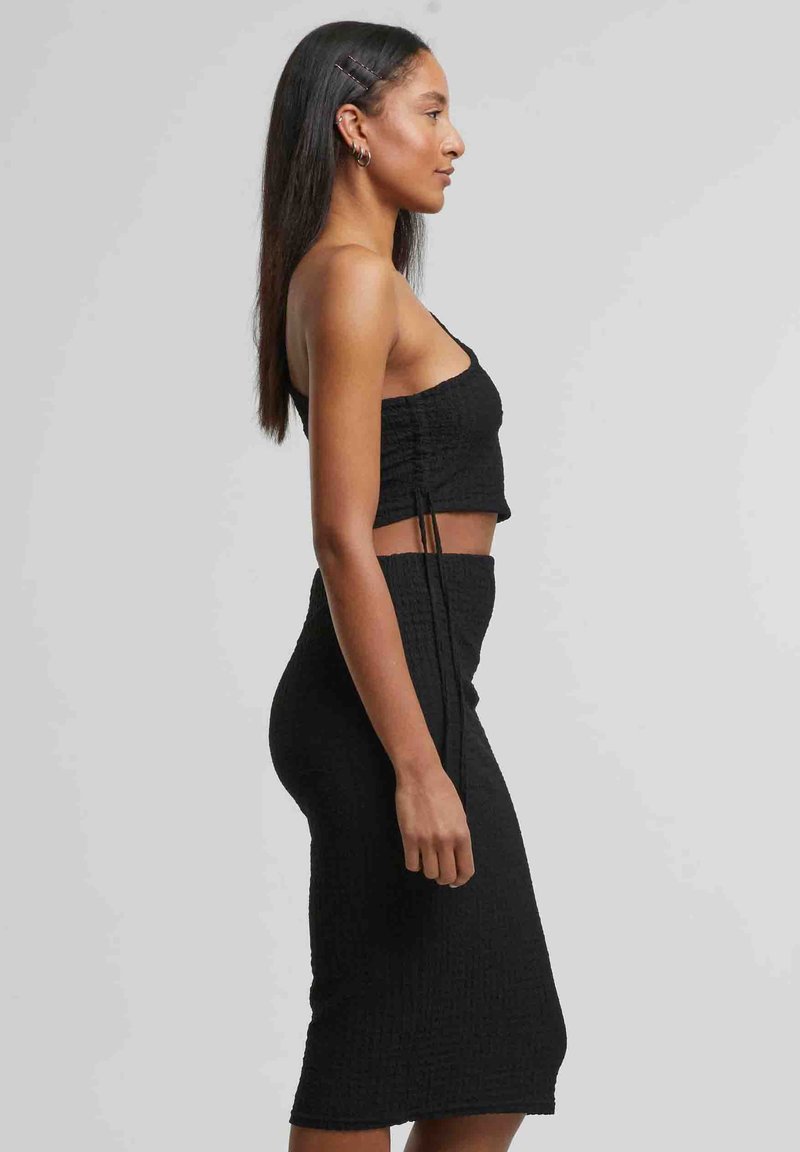 Urban Classics Abito Corto Donna In Nero Con Cut-Out Su Spalla, 95% Cotone 5% Elasthatn
