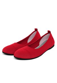 Rote Ballettschuhe aus Stoff mit einer strukturierten Oberfläche, runder Spitze und flexibler schwarzer Sohle. Das Innenfutter zeigt ein gestreiftes Muster.