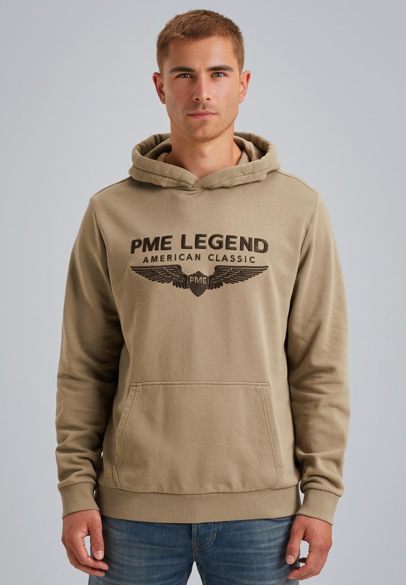 Beige capuchontrui met een voorzak en "PME LEGEND AMERICAN CLASSIC" in donkere tekst, gepresenteerd tegen een neutrale achtergrond.