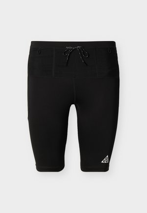 Zwarte atletische shorts tot op de knie met verstelbare tailleband met trekkoord en een klein wit ACG-logo op het linkerbeen vlak bij de zoom.
