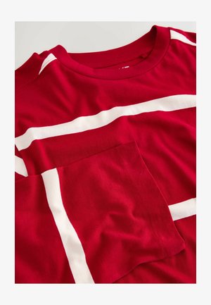 Rode katoenen T-shirt met witte horizontale strepen; heeft een ronde halslijn en een patchzakje aan de linkerkant. Soepele textuur.