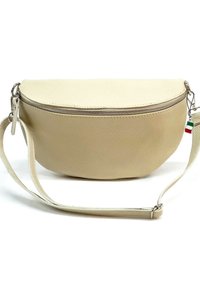 Beige leren tas met een gebogen vorm, ritsluiting en een afneembare schouderband. Voorzien van een klein Italiaans vlaggetje als hanger en een textuuroverfläche.