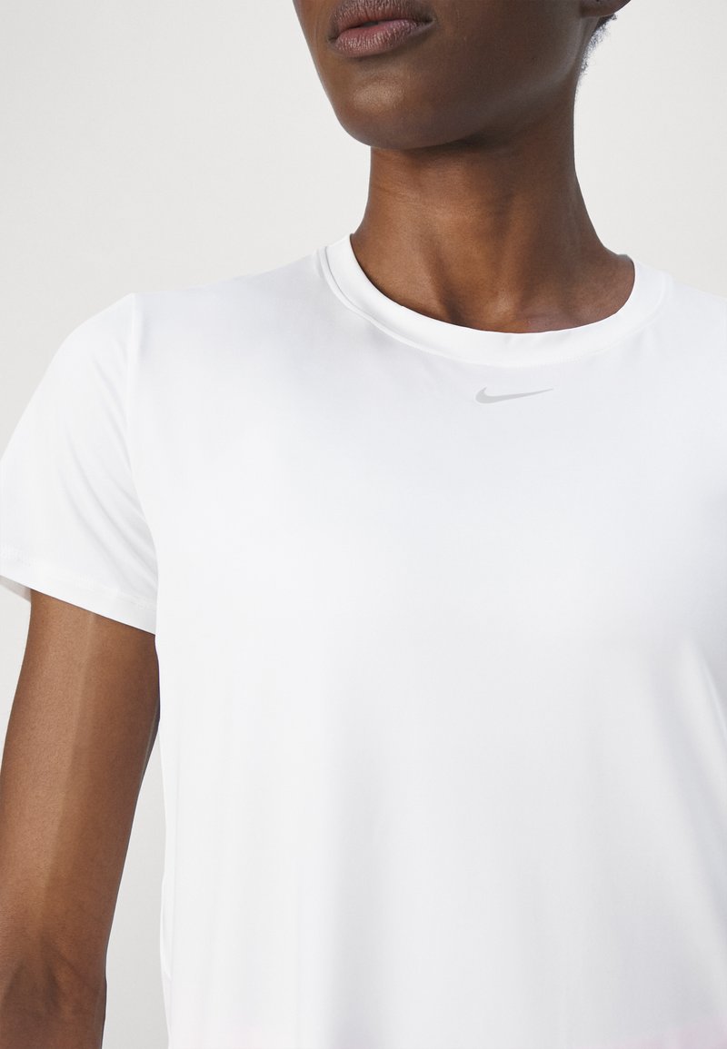 Weißes sportliches T-Shirt mit rundem Halsausschnitt, kurzen Ärmeln und einem dezenten Nike-Logo in Grau auf der Brust. Glattes, leichtes Material.