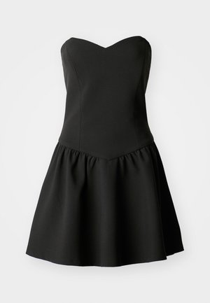 Črna brezramna obleka z oprijetim korzetom in razširjeno krilo. Narejena iz gladkega materiala z vpadljivo teksturo in brez vidnih vzorcev.