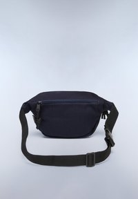 Navyblaues Stoff-Gürteltasche mit einer vorderen Reißverschlusstasche, verstellbarem Gurt und einer strukturierten Oberfläche. Minimalistisches Design, runde Form.