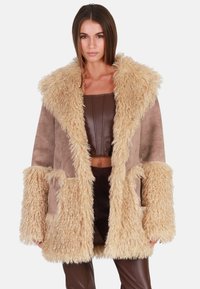 Bruine nep-shearling jas met een gestructureerde beige bontkraag en manchetten, met brede mouwen en een relaxte pasvorm.