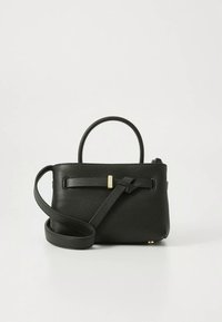 Fekete bőr kézitáska texturált felülettel, felső fogantyúval és hosszú, levehető szíjjal. Aranyszínű részletekkel és csomó díszítéssel.