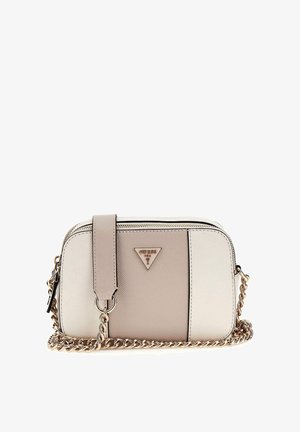 Skórzana torebka na ramię w beżowo-kremowym kolorze, z trójkątnym logo, zamknięciem na zamek i złotą łańcuszkową rączką. Gładka tekstura z przeszyciami.
