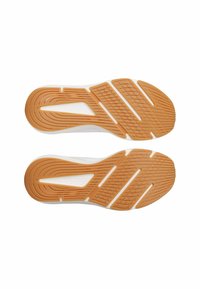 Chaussures de sport avec dessus blanc et semelle en caoutchouc orange. Présentent un motif texturé avec des rainures et des crêtes pour une meilleure adhérence. Conception légère.