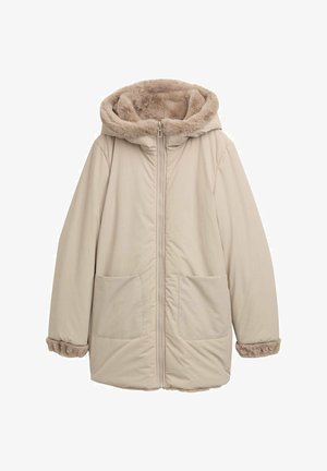 Beige gewatteerde jas met een capuchon van nepbont, een ritssluiting aan de voorkant en twee grote voorzakken. Zachte textuur met bontaccenten bij de manchetten.