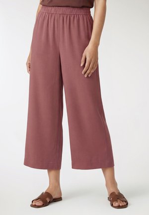 - Spodnie materiałowe