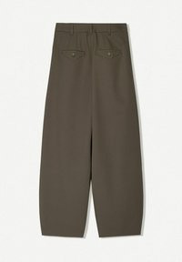 Pantaloni a gamba larga in tessuto marrone scuro, con due tasche posteriori con chiusura a bottone e una texture liscia. Design frontale semplice.