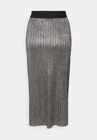 Jupe midi en maille côtelée métallique argentée avec une ceinture élastique noire, coupe droite et texture subtilement brillante.