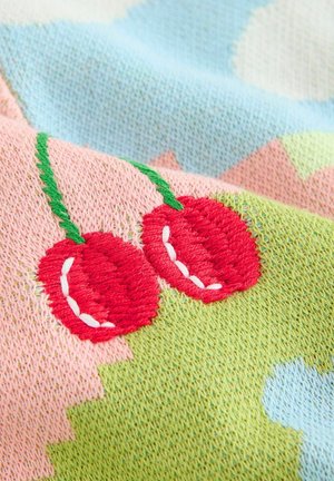 Mezgimo audinys pastelinėmis spalvomis su siuvinėta dizaino detale – dvi raudonos vyšnios ant žalių ir rožinių fonų su skirtinga tekstūra ir raštais.