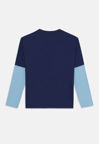 Langermet T-skjorte med navy kropp og lyseblå ermer. Laget av bomull med rund hals og vanlig passform.