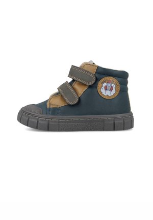 Zapato infantil de caña alta en azul marino y marrón con dos tiras de velcro y un parche de cohete etiquetado "Ready to Go" en el lateral.