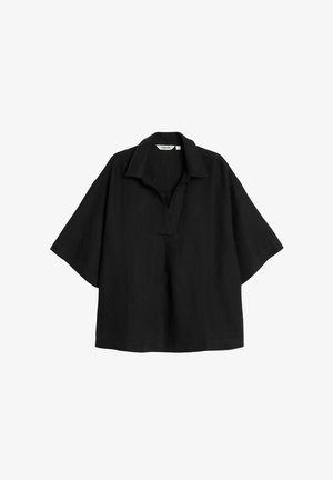 Svart kortärmad skjorta i lätt tyg med krage och delvis knäppning. Har en avslappnad passform och diskreta sömdetaljer.