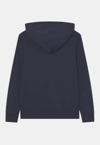 Felpa blu navy realizzata in tessuto morbido, dotata di un grande cappuccio, maniche lunghe e polsini e orlo a costine, con una texture liscia.