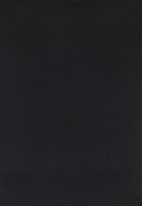 Tessuto di cotone nero con una texture liscia, caratterizzato da un colore uniforme senza motivi o accenti, con una lucentezza minima.