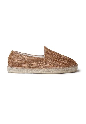 Zapato marrón de lona tipo mocasín con punta redonda, suela de yute y superficie texturizada. Sin herrajes ni adornos visibles.