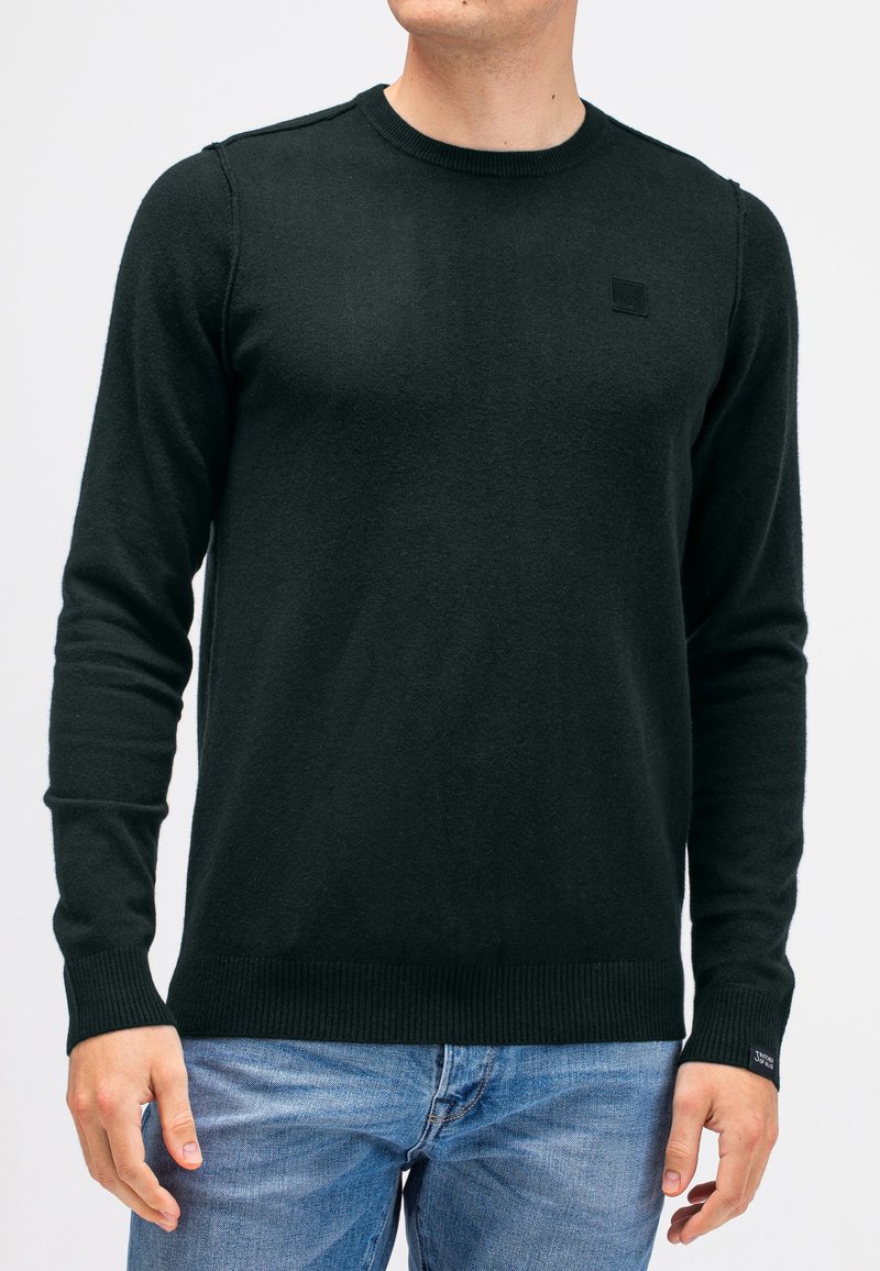 Dunkelgrüner Strickpullover mit langen Ärmeln, rundem Ausschnitt, gerippten Bündchen und Saum, mit einem kleinen Logo auf der Brust.