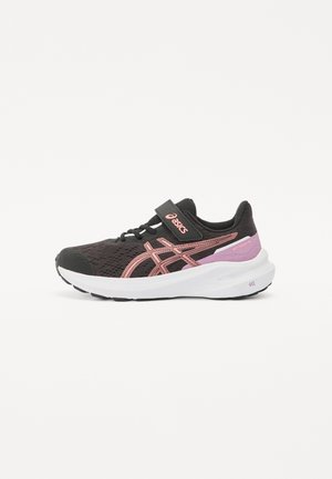 Zapatilla deportiva negra con parte superior de malla, detalles en rosa y suela blanca. Cuenta con un diseño de cordones y una correa con marca en el empeine.
