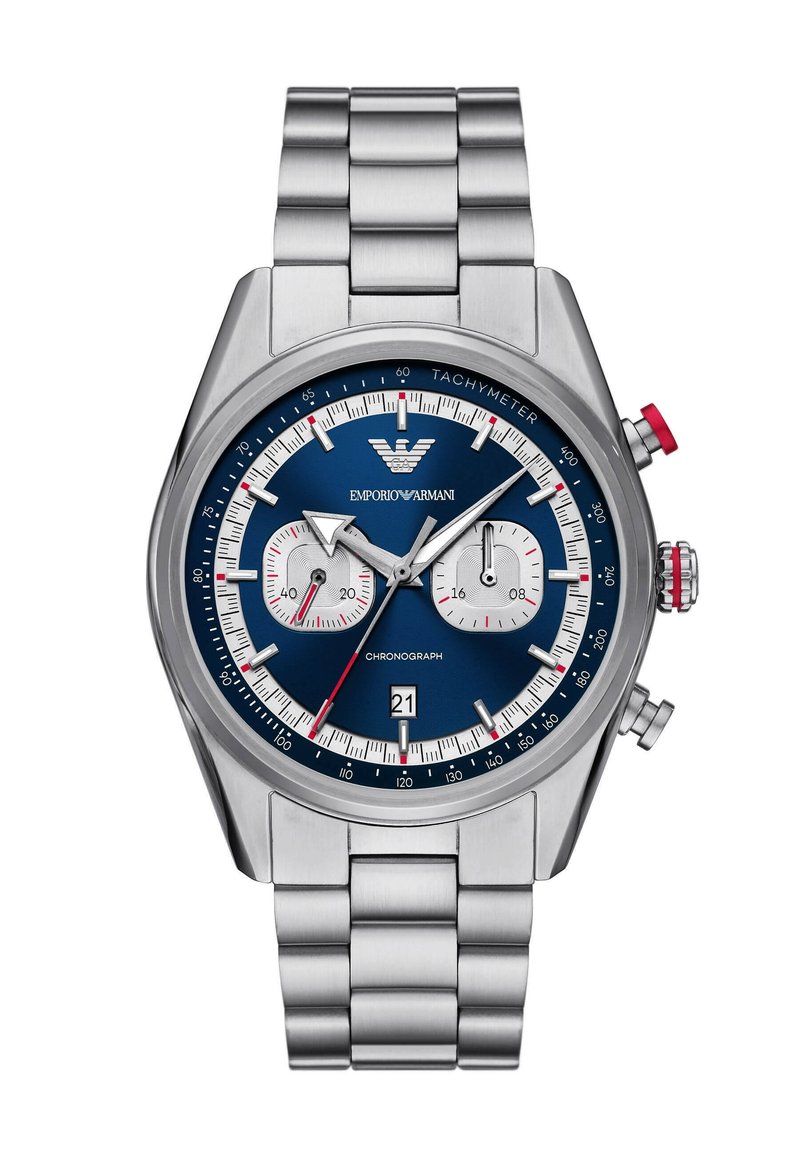 Montre chronographe en acier inoxydable argenté avec un cadran bleu, des sous-cadrans blancs, des accents rouges et un tachymètre. Elle comporte un affichage de la date et un bracelet en maillons.