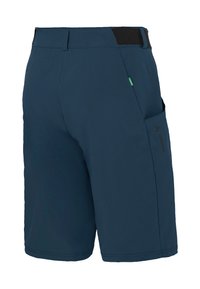 Pantaloni corti blu navy con una texture liscia, vita elastica con dettagli neri e una tasca laterale con logo del marchio.
