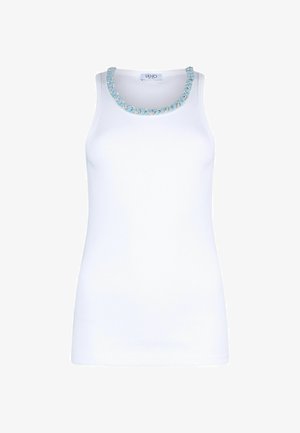 Débardeur blanc sans manches en maille côtelée avec un col rond orné d'une décoration tressée bleue et argentée.