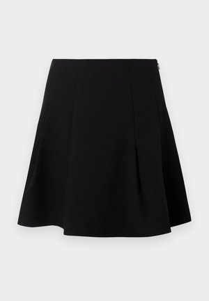 Jupe noire évasée avec des plis à l'avant, une texture lisse et une fermeture éclair dissimulée au dos.