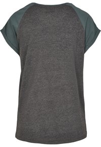 Camiseta gris de manga corta, que presenta una costura en un gris más oscuro en los hombros y una textura suave y lisa.
