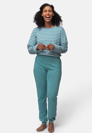 T-Shirt mit langen Ärmeln in Teal mit gestreiften Muster, kombiniert mit passenden einfarbigen tealfarbenen Hosen. Der Stoff scheint weich zu sein, mit einem elastischen Bund und gerippten Bündchen.