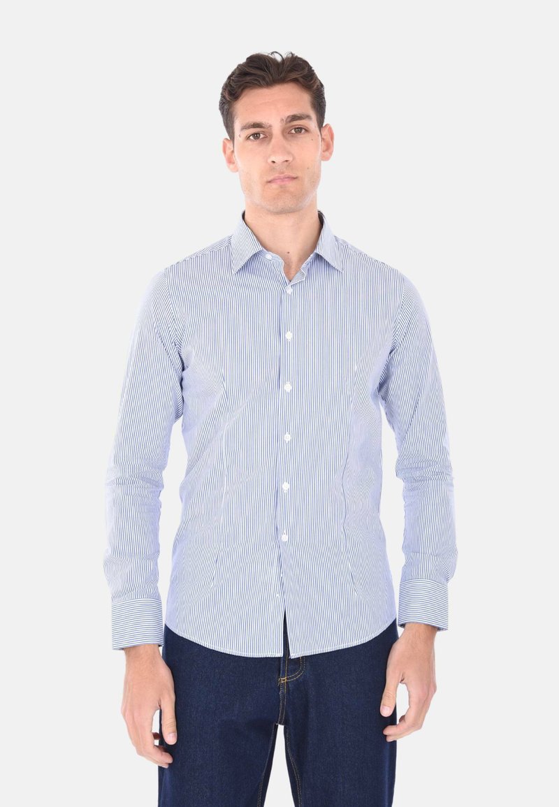 Camicia button-up a righe blu chiaro e bianche con maniche lunghe, colletto classico e vestibilità slim. Il tessuto è liscio con una consistenza asciutta.