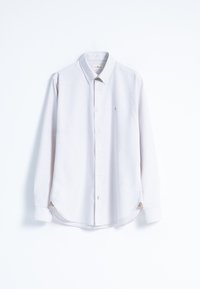 Camisa de botones gris claro con cuello, mangas largas, dobladillo curvado y un sutil detalle de costura cerca de los botones.