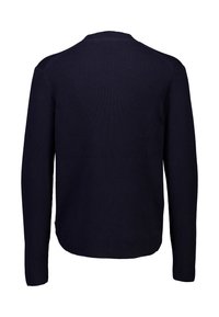 Marinblå ribbad tröja med långa ärmar, rund hals och rak nederkant. Ytan är slät, med jämnt fördelade vertikala linjer.