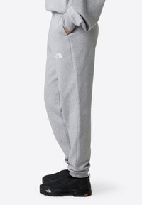 The North Face W SIMPLE DOME REGULAR TAPERED JOGGER - Träningsbyxor - tnf light grey heather
