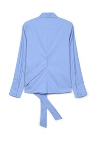 Camicia a maniche lunghe blu chiaro con colletto classico, polsini con bottoni, dettagli plissettati e design legato sul retro. Tessuto dalla texture liscia.