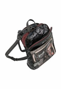 Schwarzer und burgunderfarbener Rucksack mit mehreren Reißverschlüssen, floralem Innenfutter und grafischem Design mit einer Cartoonfigur auf der Vorderseite.