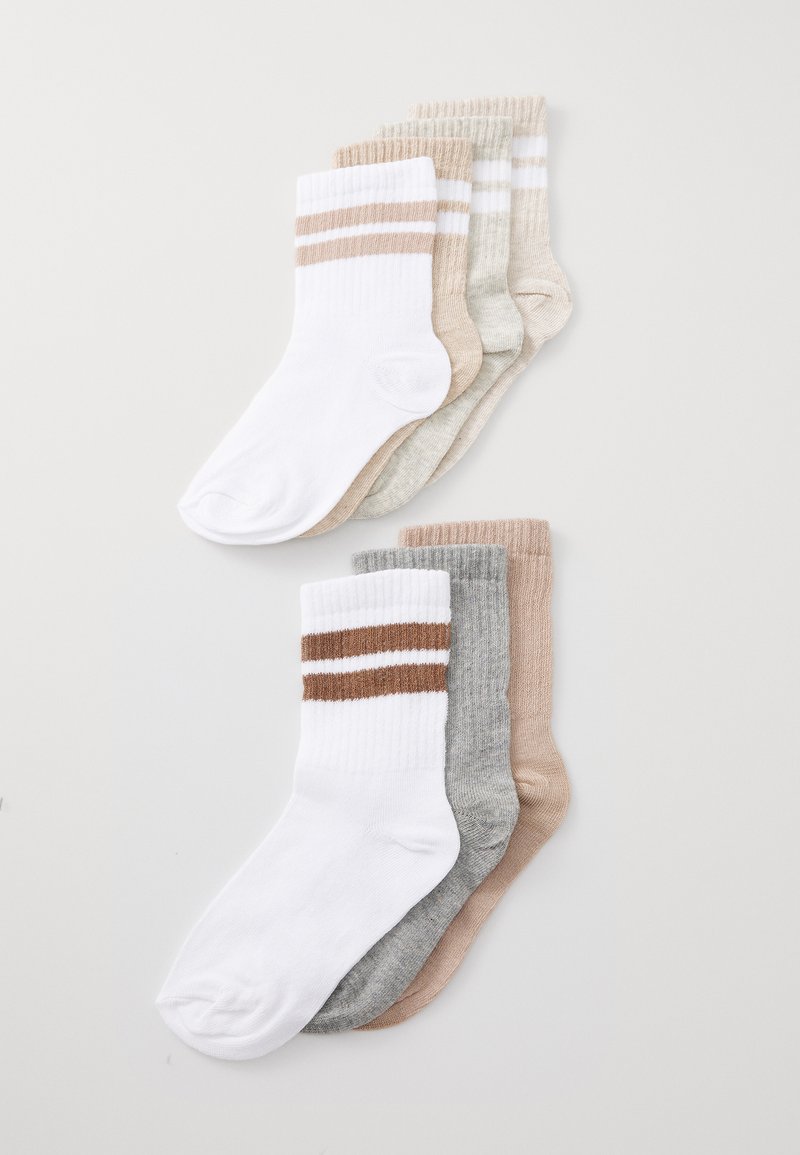 Cinco pares de calcetines: dos blancos con rayas marrones, tres de colores sólidos en beige, gris claro y gris oscuro. Textura acanalada, longitud hasta el tobillo.