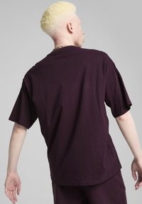 Puma BETTER CLASSICS OVERSIZED TEE - Jednoduché tričko - midnight plum