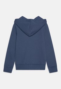 Marinblå hoodie med fodrad huva, långa ärmar och ribbade mudd och fåll. Tillverkad av mjukt tyg med en slät yta och inga synliga mönster.