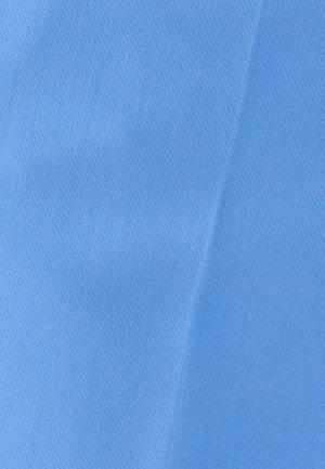 Tela azul claro lisa con un sutil pliegue diagonal, que muestra una textura fina tejida y una apariencia suave.