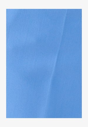 Tessuto liscio azzurro chiaro con una sottile piega diagonale che mostra una fine trama tessuta e un aspetto morbido.