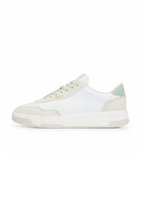 Unselected, open white four